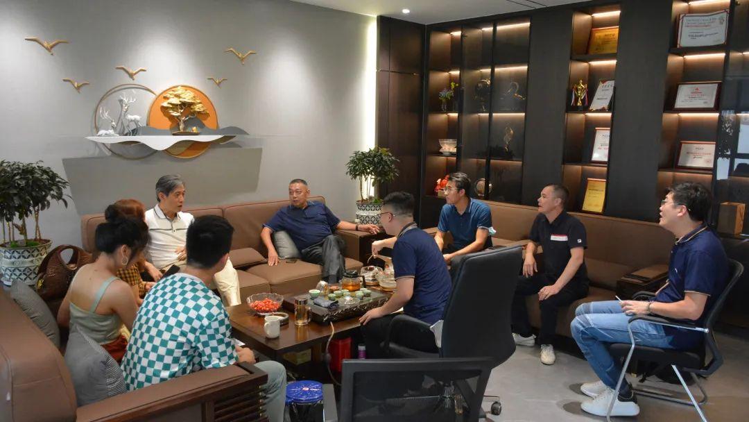 微水泥新品广受关注，吸引中国建筑卫生陶瓷协会宫秘书长前来参观考察！